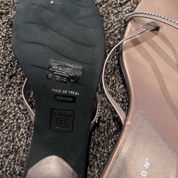 Dress shoes with a kitten heal. - Picture 2 of 3